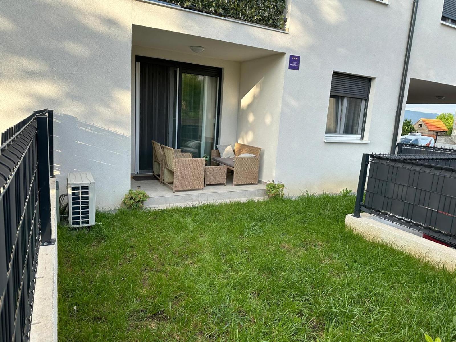 Studio Apartman Apollonia Sinj Exterior foto